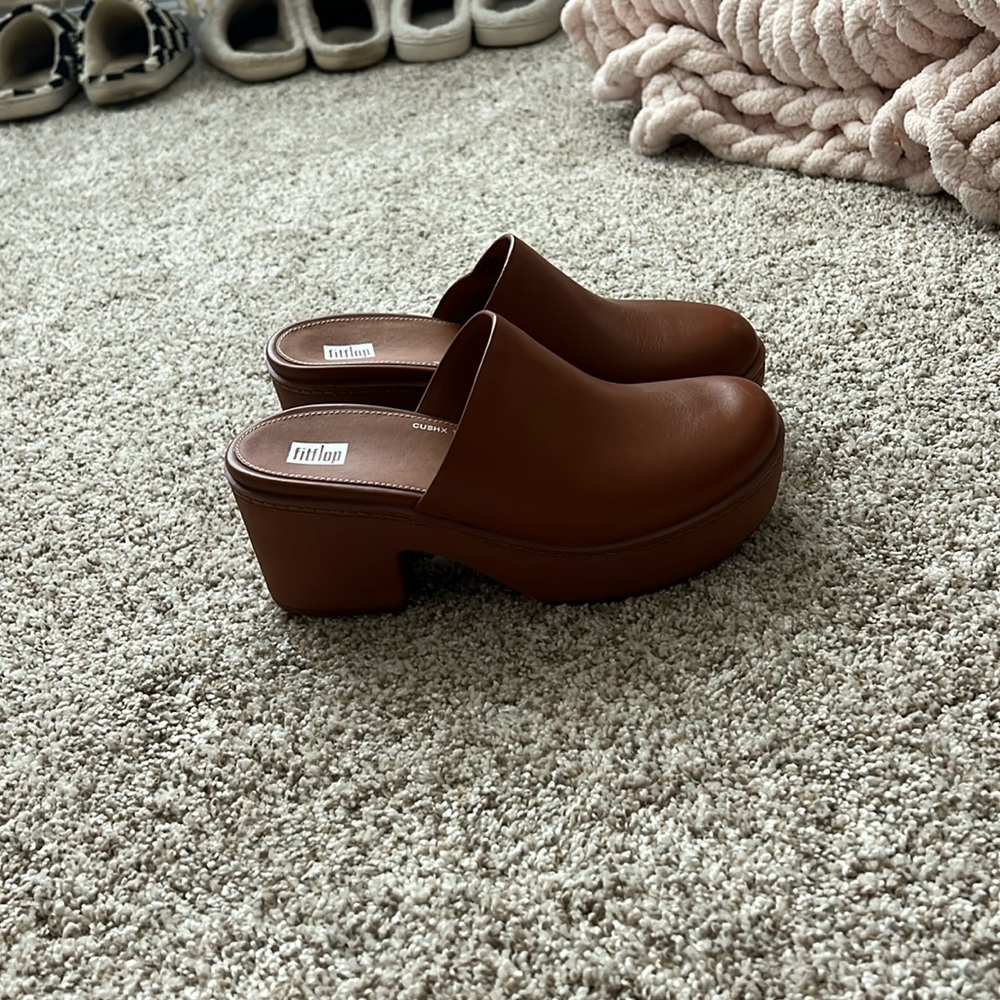 FitFlop Clogs - Women’s - Size 7 - Brown Leather